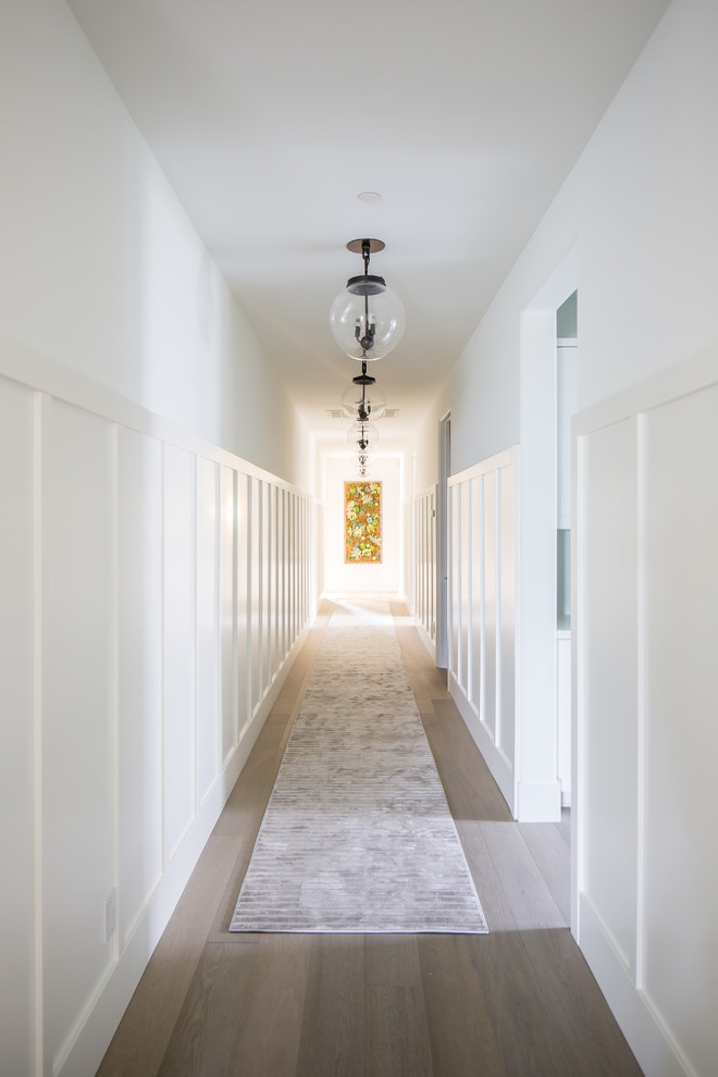 Стильный дизайн: коридор в средиземноморском стиле с светлым паркетным полом - последний тренд