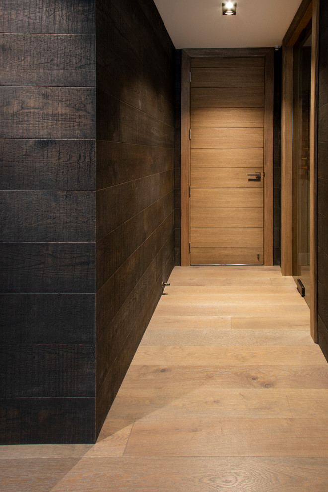 На фото: коридор среднего размера в стиле рустика с черными стенами, паркетным полом среднего тона и бежевым полом