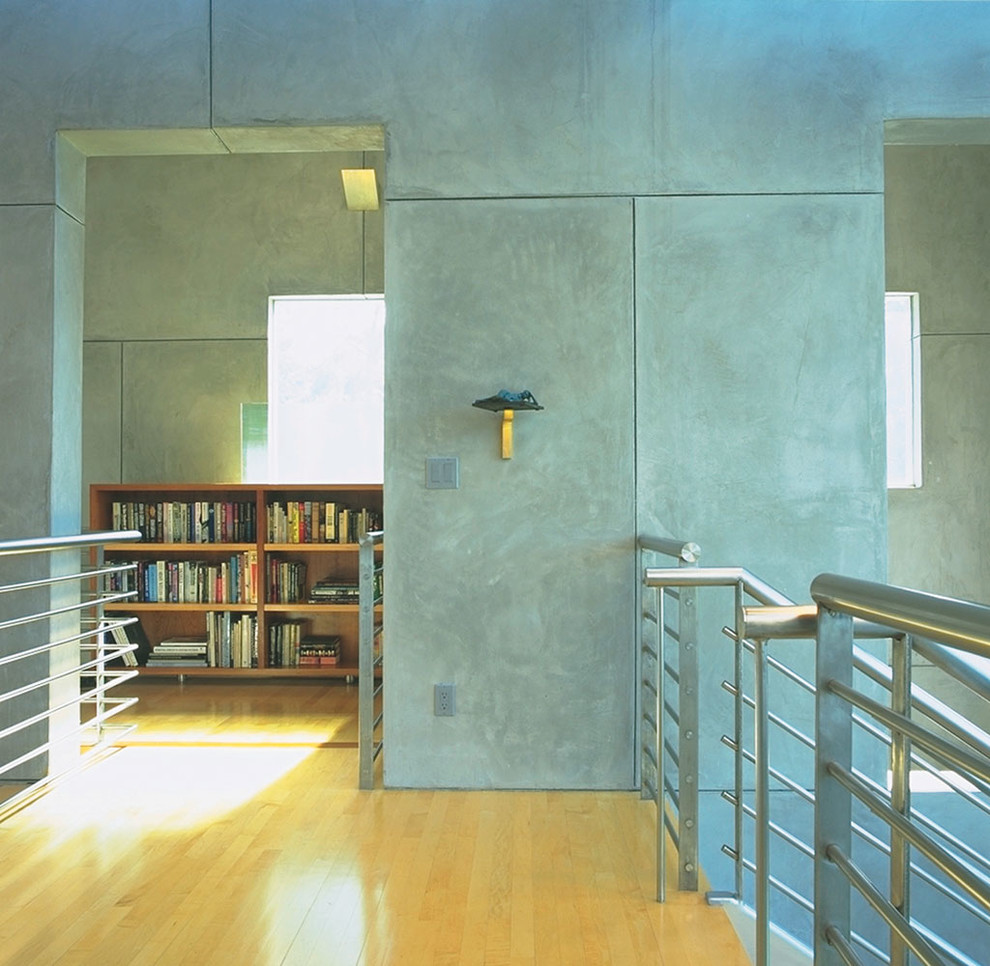 Идея дизайна: коридор среднего размера в стиле модернизм с серыми стенами, светлым паркетным полом и коричневым полом