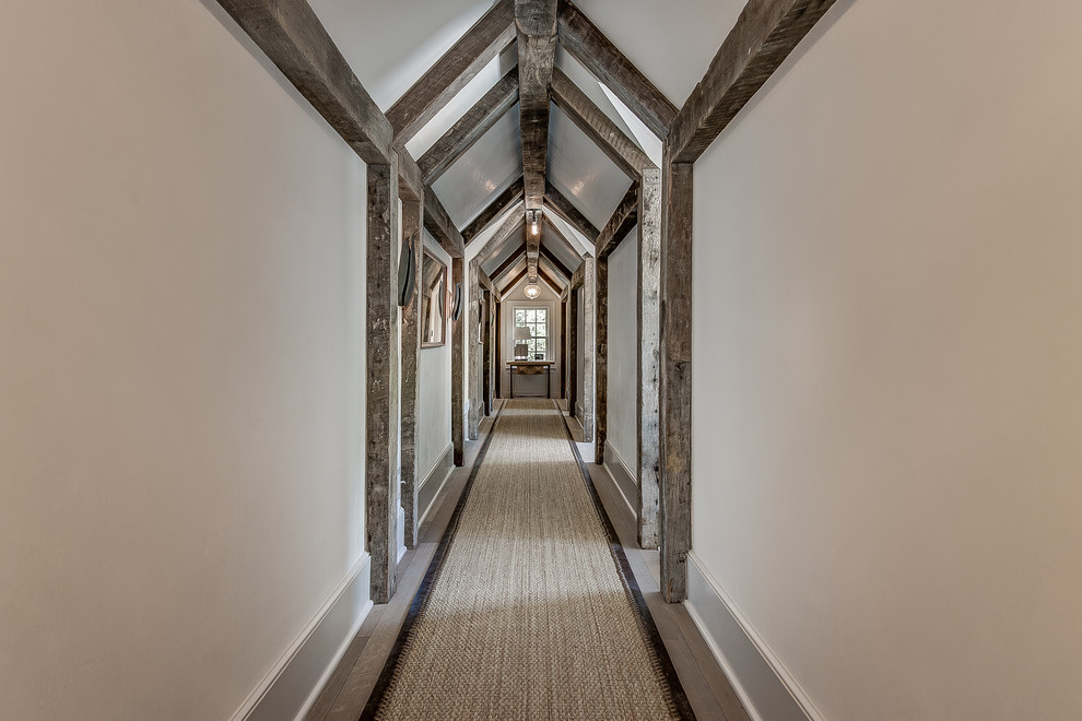 Idee per un ingresso o corridoio rustico con pareti beige, pavimento in legno massello medio e pavimento grigio