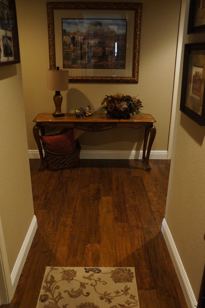 Источник вдохновения для домашнего уюта: коридор среднего размера в стиле рустика с коричневыми стенами, темным паркетным полом и коричневым полом