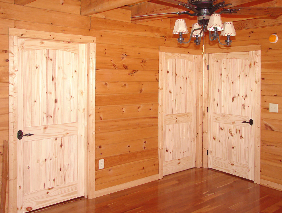 Idee per un ingresso o corridoio classico di medie dimensioni con pareti marroni, pavimento in legno massello medio e pavimento marrone