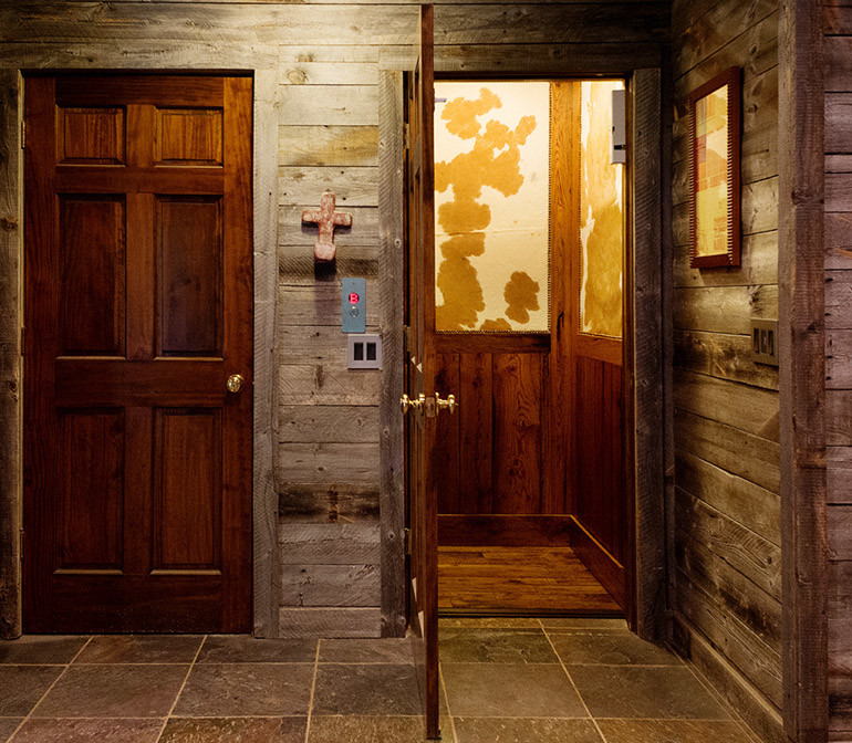 Mittelgroßer Uriger Flur mit brauner Wandfarbe und braunem Holzboden in Nashville