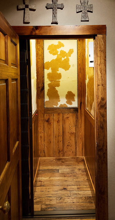 На фото: коридор среднего размера в стиле рустика с коричневыми стенами и паркетным полом среднего тона