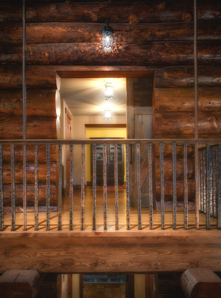 Источник вдохновения для домашнего уюта: огромный коридор в стиле лофт с коричневыми стенами и паркетным полом среднего тона