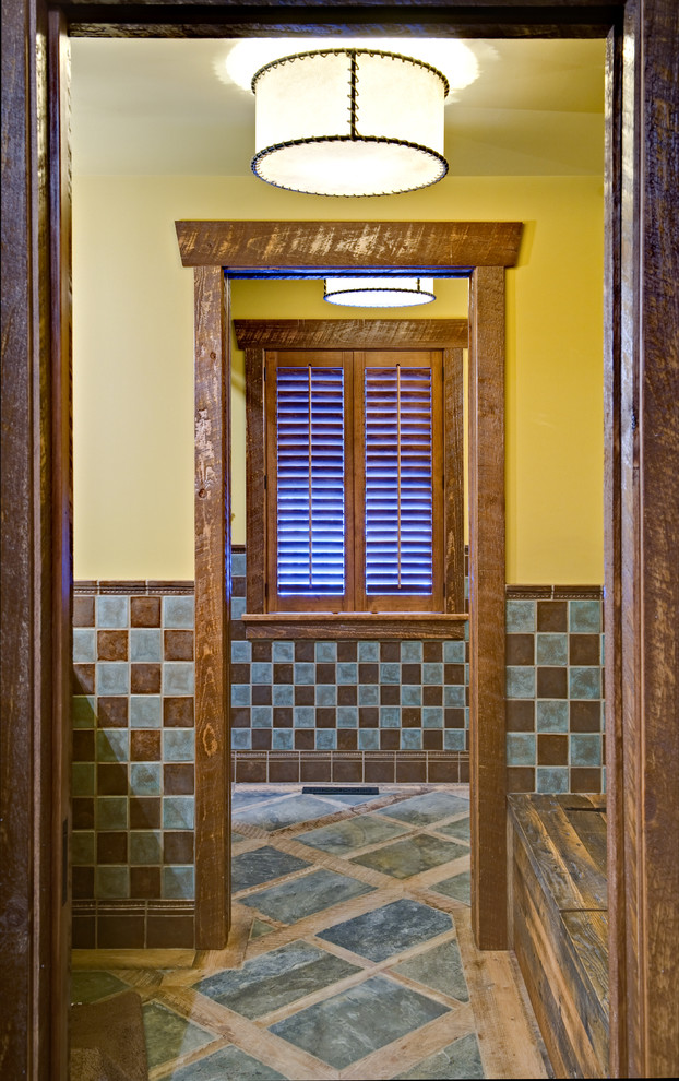 Источник вдохновения для домашнего уюта: коридор среднего размера в стиле рустика с желтыми стенами и полом из сланца