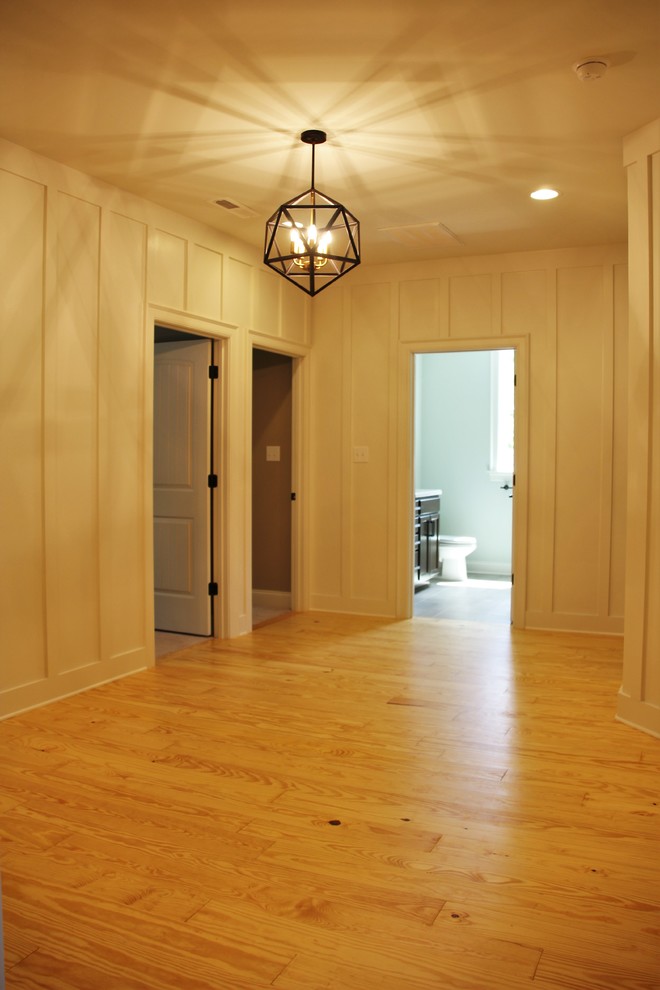 Imagen de recibidores y pasillos rústicos con paredes blancas, suelo de madera clara y suelo amarillo