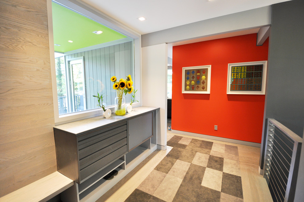 Ispirazione per un ingresso o corridoio minimalista di medie dimensioni con pareti rosse e parquet chiaro