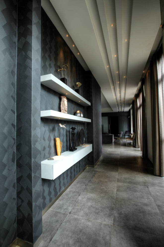 Ispirazione per un ingresso o corridoio minimal di medie dimensioni con pareti grigie, pavimento con piastrelle in ceramica, pavimento grigio e soffitto ribassato