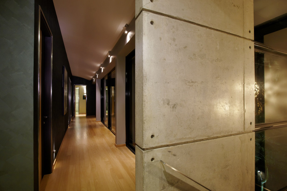 Foto på en mellanstor funkis hall, med vita väggar, ljust trägolv och beiget golv