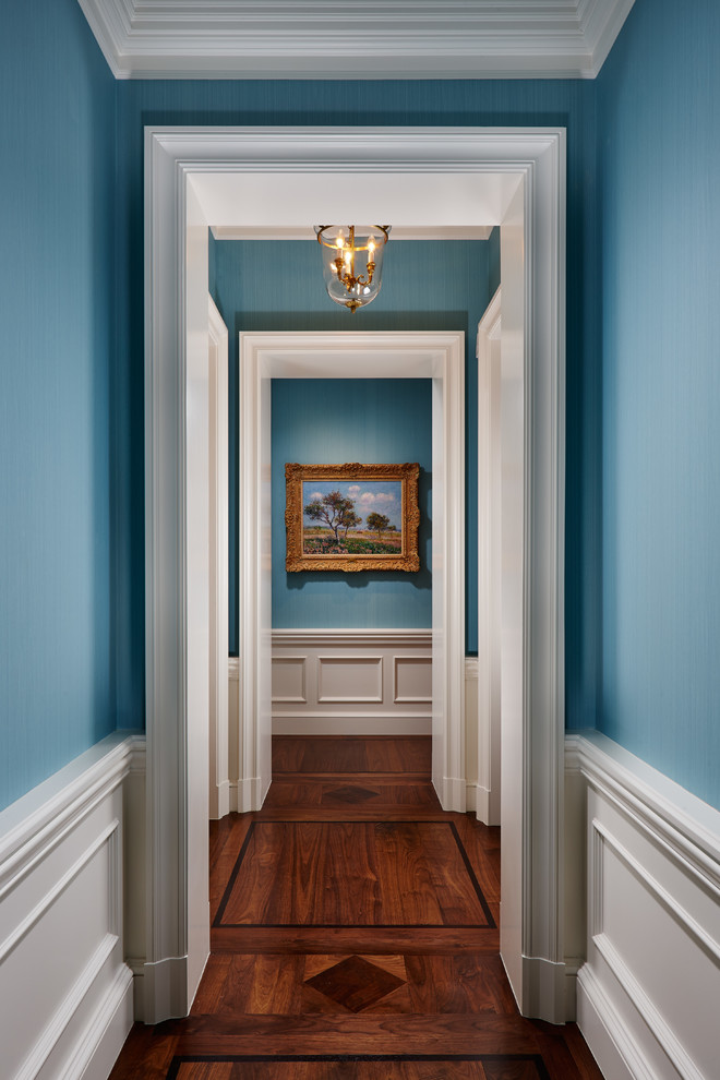 Kleiner Moderner Flur mit blauer Wandfarbe und braunem Holzboden in Miami