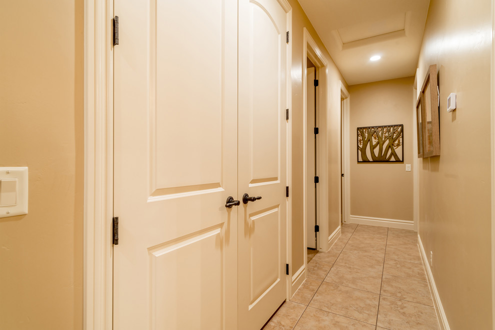 Источник вдохновения для домашнего уюта: коридор среднего размера в стиле неоклассика (современная классика) с бежевыми стенами и полом из керамической плитки