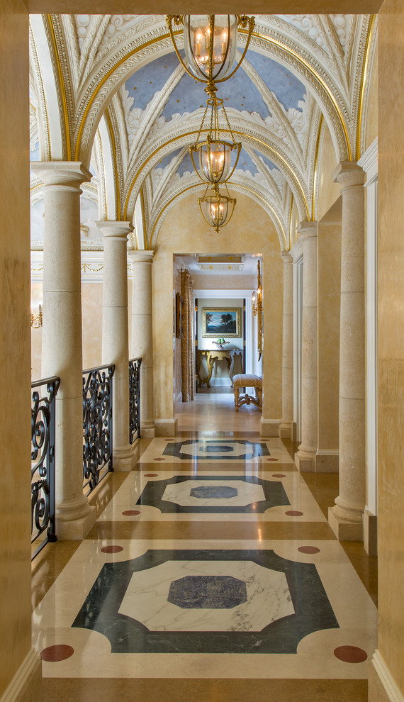 Immagine di un ampio ingresso o corridoio mediterraneo con pareti beige