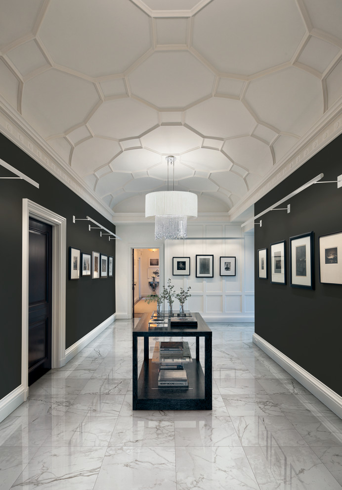 Idee per un ingresso o corridoio moderno con pareti nere e pavimento in gres porcellanato