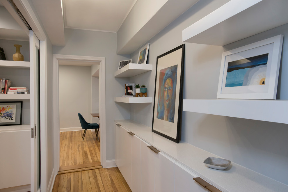 Kleiner Moderner Flur mit grauer Wandfarbe und braunem Holzboden in Boston