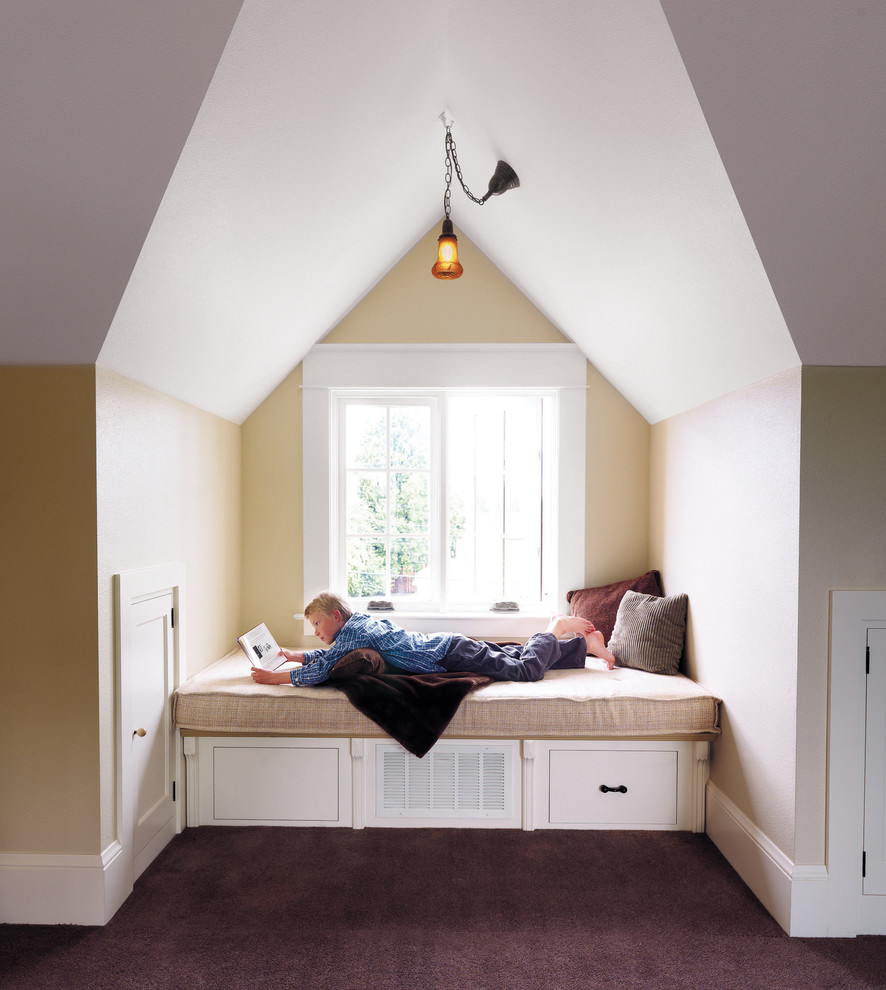 Источник вдохновения для домашнего уюта: коридор в классическом стиле с бежевыми стенами и ковровым покрытием