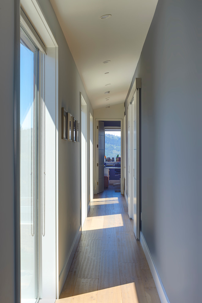 Aménagement d'un couloir classique de taille moyenne avec un sol en carrelage de porcelaine, un sol beige et un mur gris.