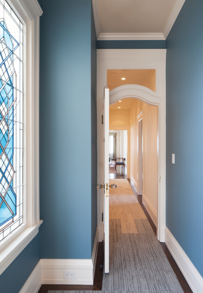 Пример оригинального дизайна: коридор среднего размера в викторианском стиле с синими стенами и ковровым покрытием