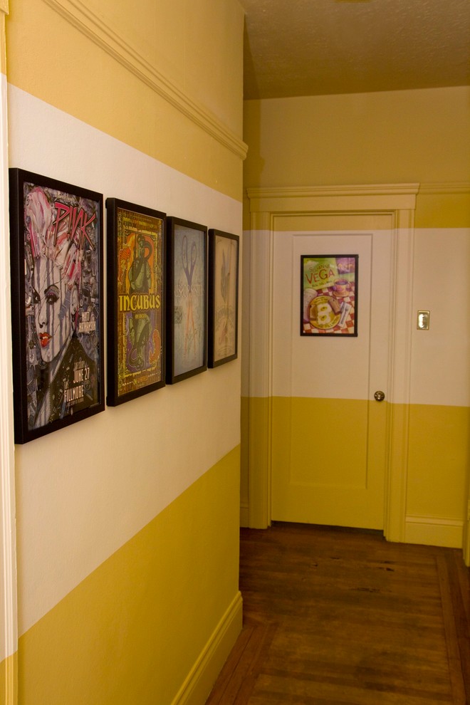 Idée de décoration pour un couloir bohème avec un mur jaune.
