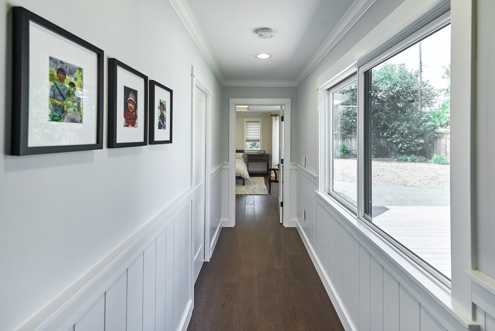 Idee per un ingresso o corridoio classico di medie dimensioni con pareti bianche, parquet scuro e pavimento marrone