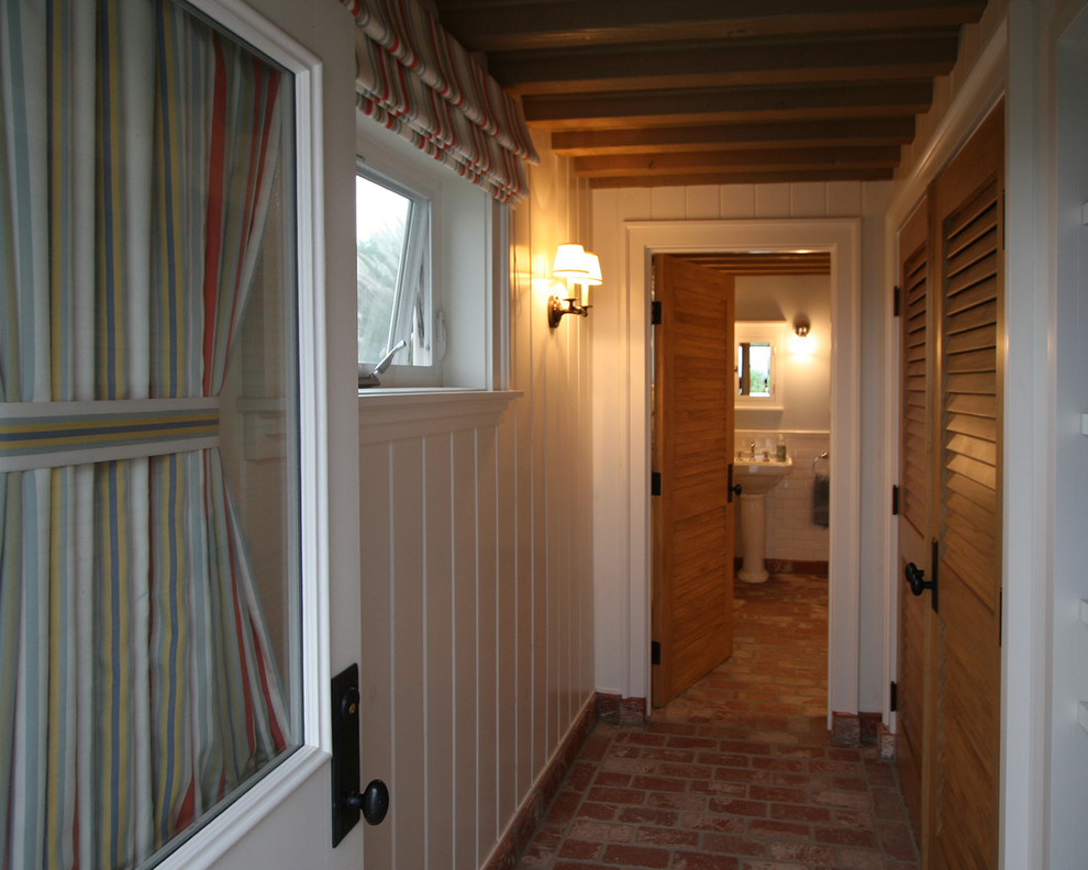 На фото: маленький коридор в классическом стиле с белыми стенами и кирпичным полом для на участке и в саду