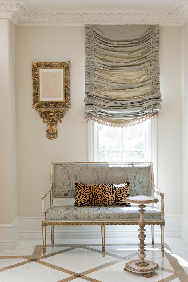 Idée de décoration pour un couloir tradition avec un mur beige et un sol en marbre.