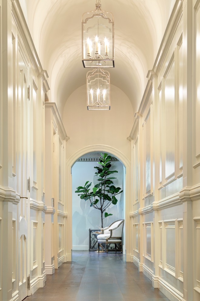 Пример оригинального дизайна: коридор среднего размера в викторианском стиле с белыми стенами, темным паркетным полом и коричневым полом