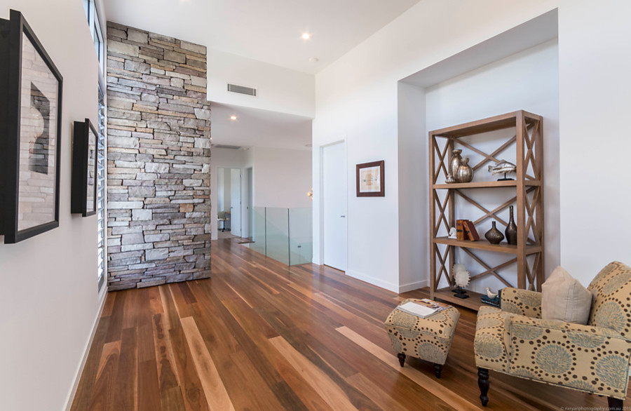 Cette image montre un couloir design avec un sol en bois brun.