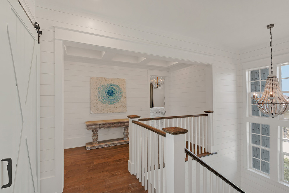Idée de décoration pour un couloir marin de taille moyenne avec un mur blanc, un sol en bois brun et un sol beige.