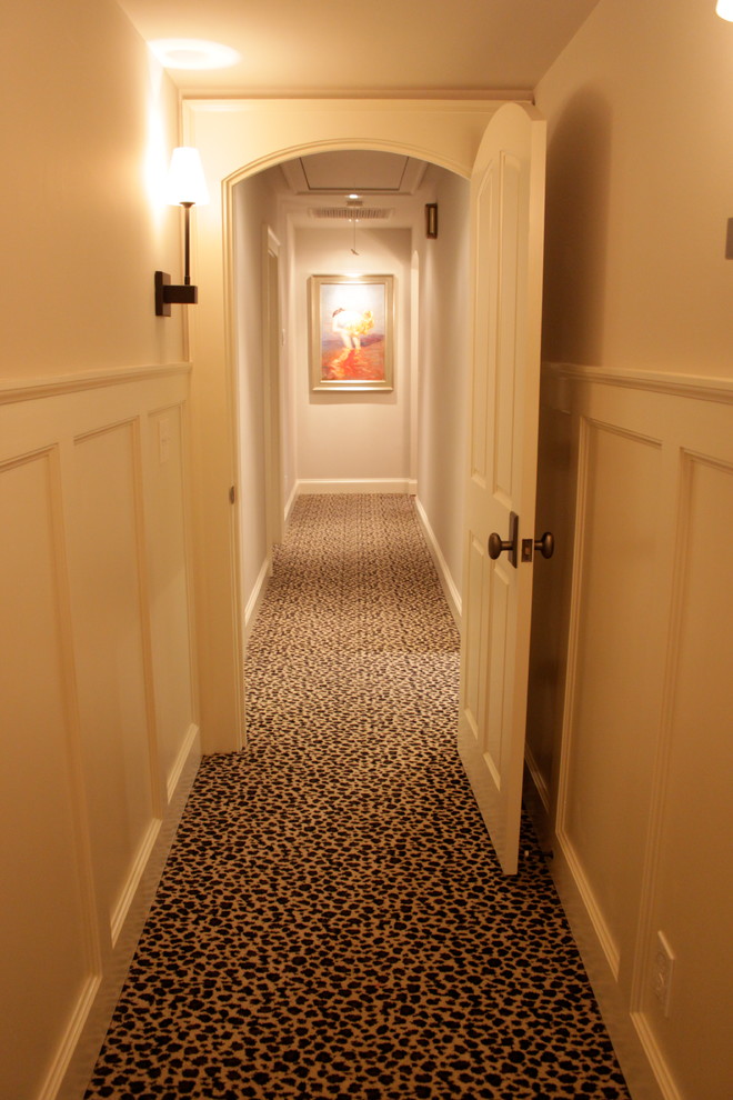 Foto di un grande ingresso o corridoio classico con pareti bianche, moquette e pavimento multicolore