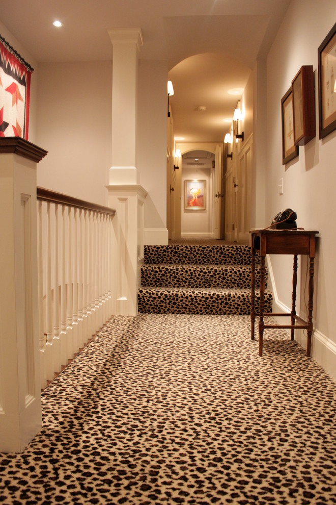 Idée de décoration pour un grand couloir tradition avec un mur blanc, moquette et un sol multicolore.
