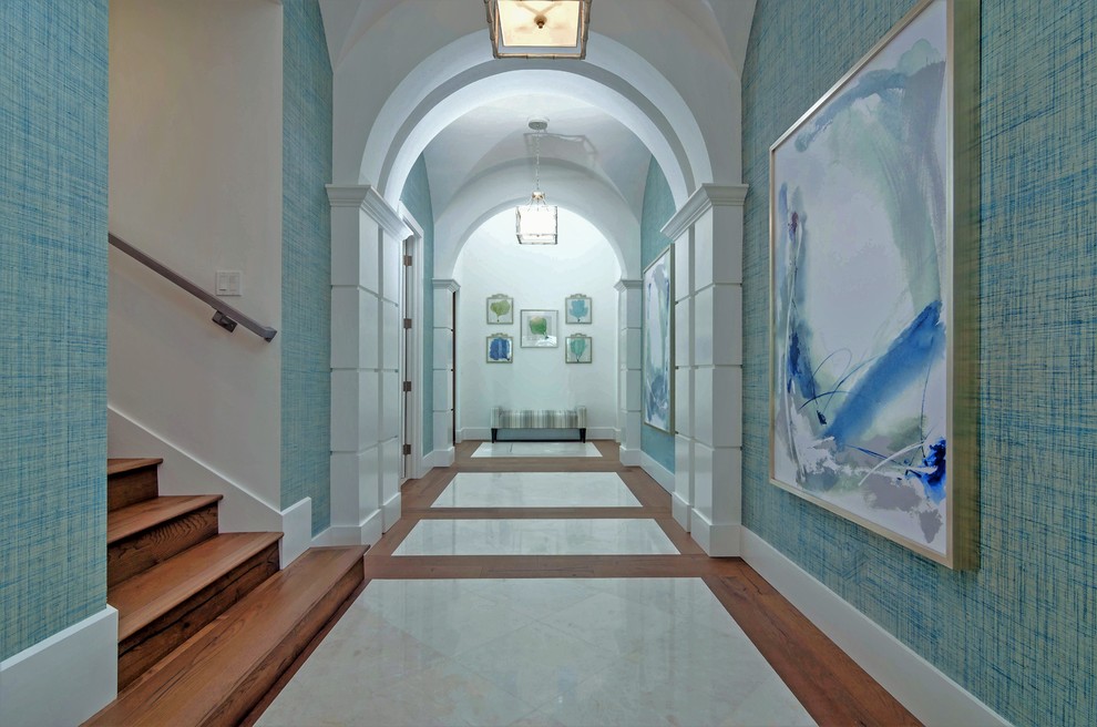 Идея дизайна: большой коридор в стиле неоклассика (современная классика) с синими стенами и светлым паркетным полом