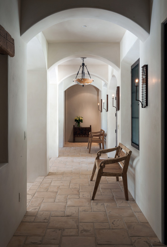 Пример оригинального дизайна: коридор среднего размера в средиземноморском стиле с белыми стенами