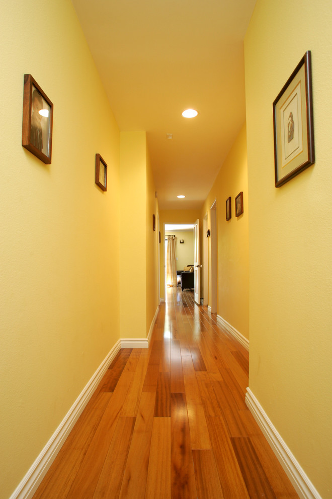Idéer för mellanstora funkis hallar, med gula väggar, ljust trägolv och brunt golv