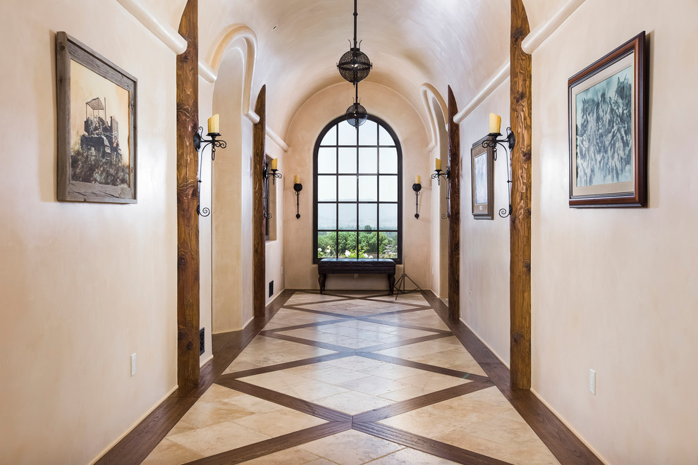 Стильный дизайн: огромный коридор в стиле фьюжн с бежевыми стенами, полом из керамической плитки и разноцветным полом - последний тренд