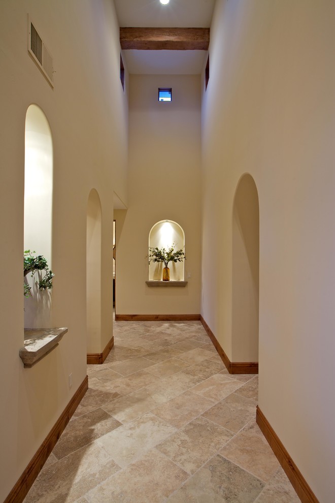 Стильный дизайн: коридор в средиземноморском стиле с полом из травертина - последний тренд