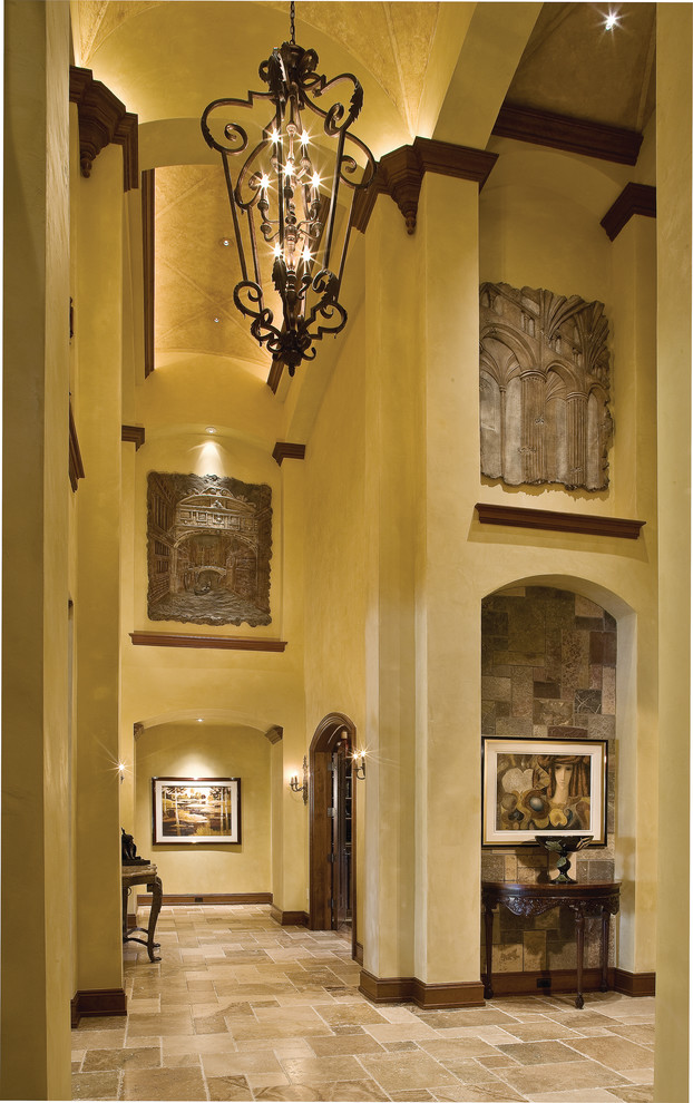 Пример оригинального дизайна: большой коридор в классическом стиле с бежевыми стенами и полом из травертина