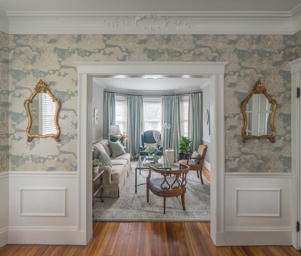 Mittelgroßer Klassischer Flur mit bunten Wänden und braunem Holzboden in Boston