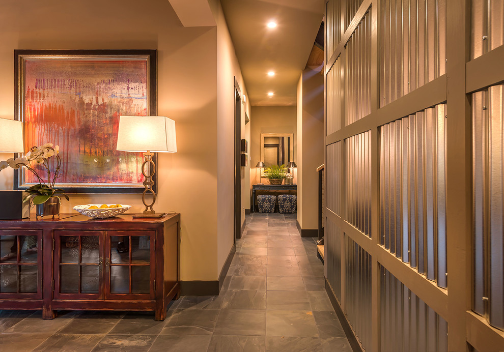 На фото: коридор среднего размера: освещение в современном стиле с бежевыми стенами и полом из сланца с