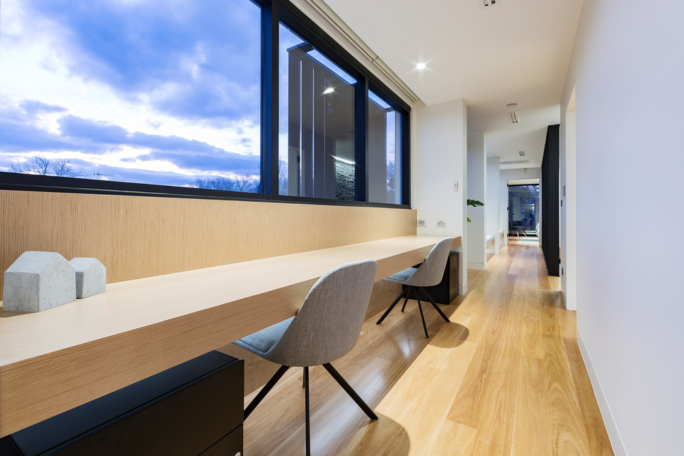 Großer Moderner Flur mit hellem Holzboden in Canberra - Queanbeyan