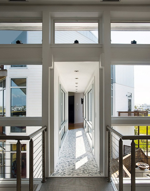 Ispirazione per un ingresso o corridoio minimalista di medie dimensioni con pareti bianche, pavimento in gres porcellanato e pavimento multicolore