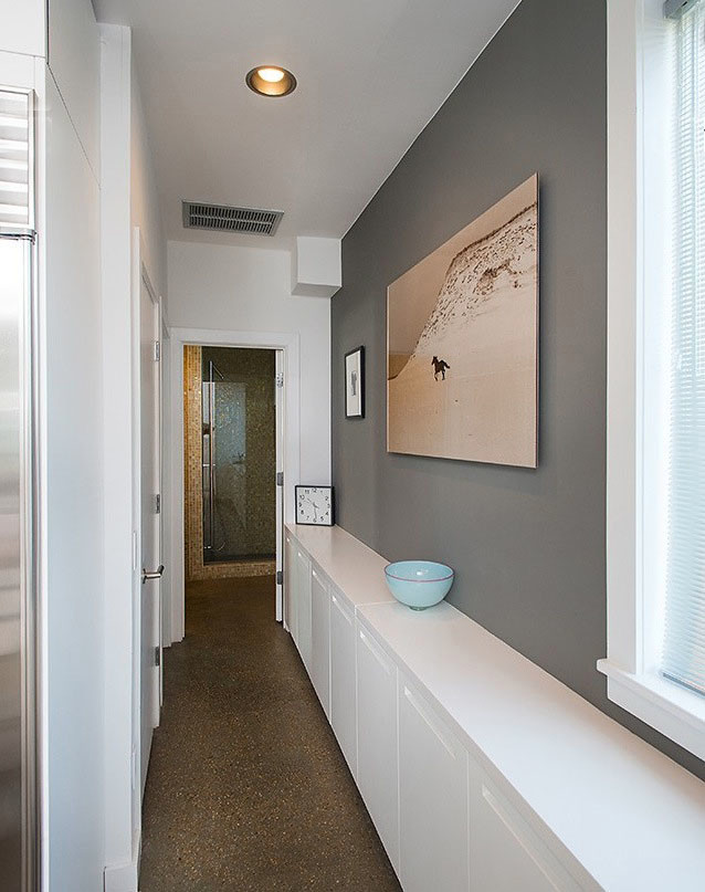 Inspiration pour un couloir minimaliste de taille moyenne avec un mur gris, un sol en carrelage de porcelaine et un sol marron.