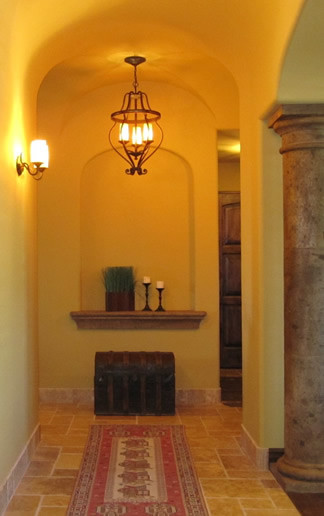 Пример оригинального дизайна: коридор среднего размера в стиле рустика с желтыми стенами и полом из травертина