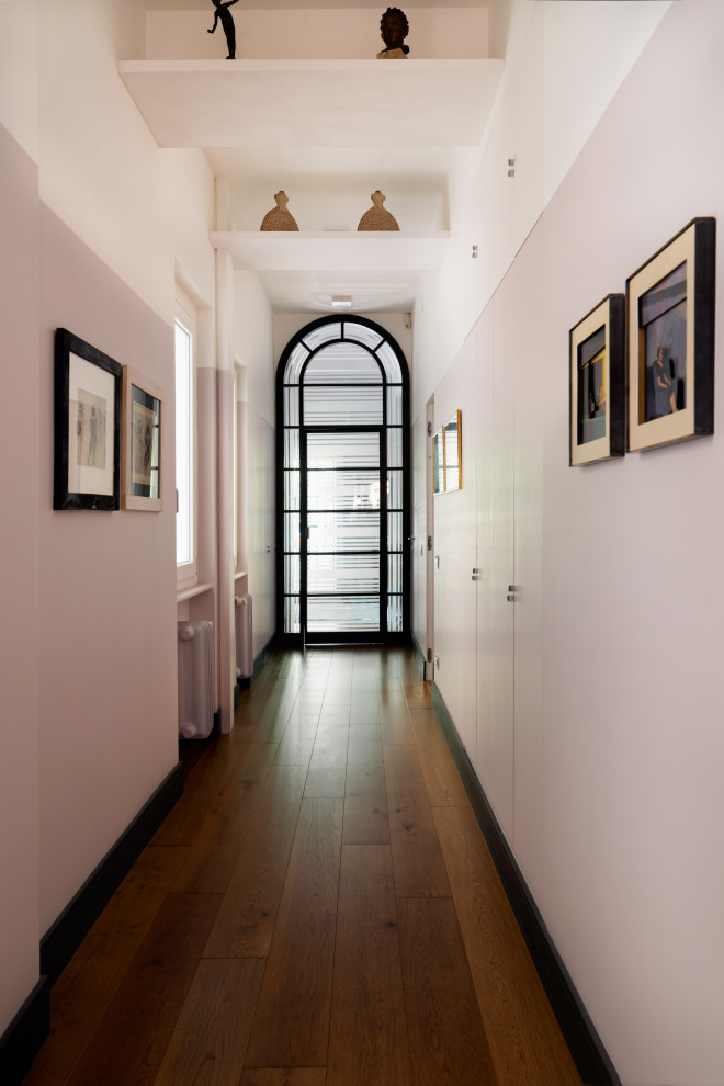 На фото: большой коридор в стиле модернизм с фиолетовыми стенами, паркетным полом среднего тона и бежевым полом с