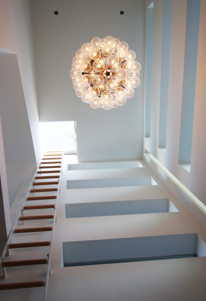 Idée de décoration pour un escalier minimaliste de taille moyenne.