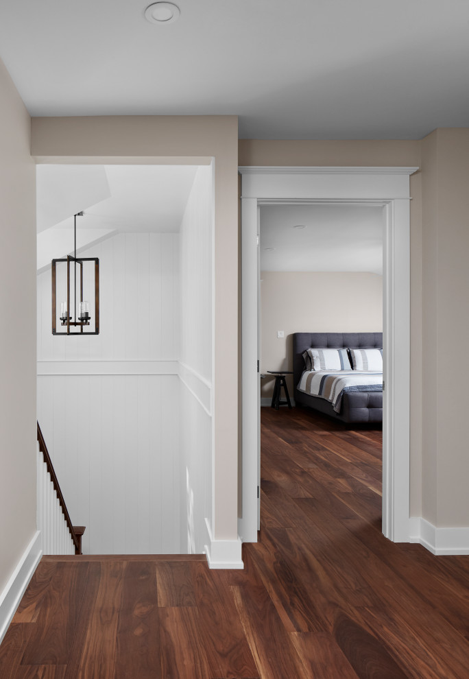 Foto de recibidores y pasillos de estilo americano con paredes grises, suelo de madera en tonos medios y suelo marrón