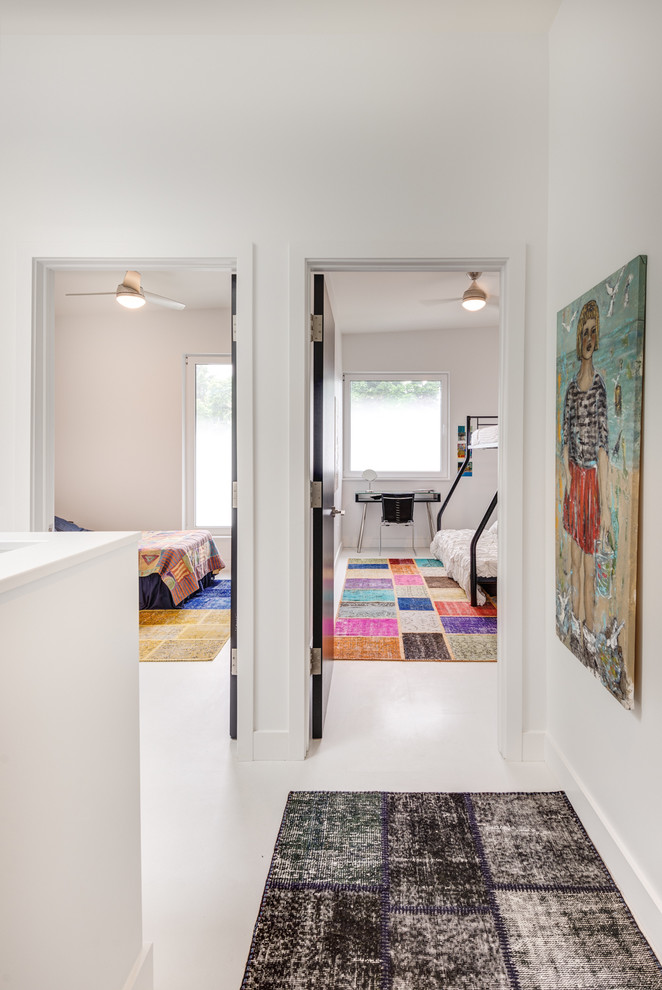 Источник вдохновения для домашнего уюта: маленький коридор в современном стиле с белыми стенами и бетонным полом для на участке и в саду