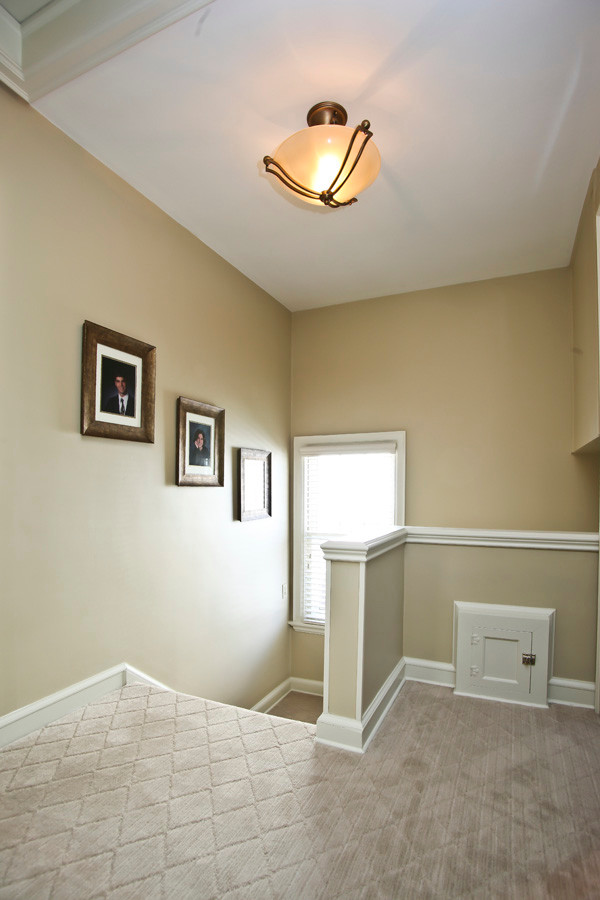 Ispirazione per un ingresso o corridoio tradizionale di medie dimensioni con pareti beige e moquette