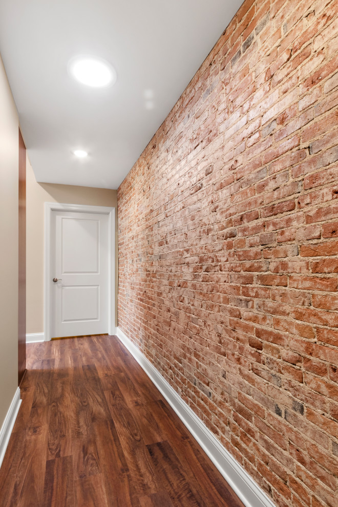 Idées déco pour un très grand couloir classique avec un mur beige, un sol en vinyl et un sol marron.
