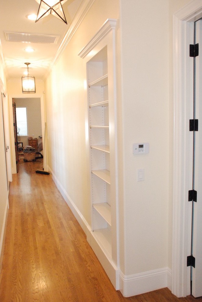 Example of a classic hallway design in Los Angeles